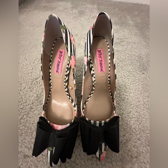 Betsy Johnson heel with black bow. Blk & white strips with pink floral size 6 - Picture 4 of 5